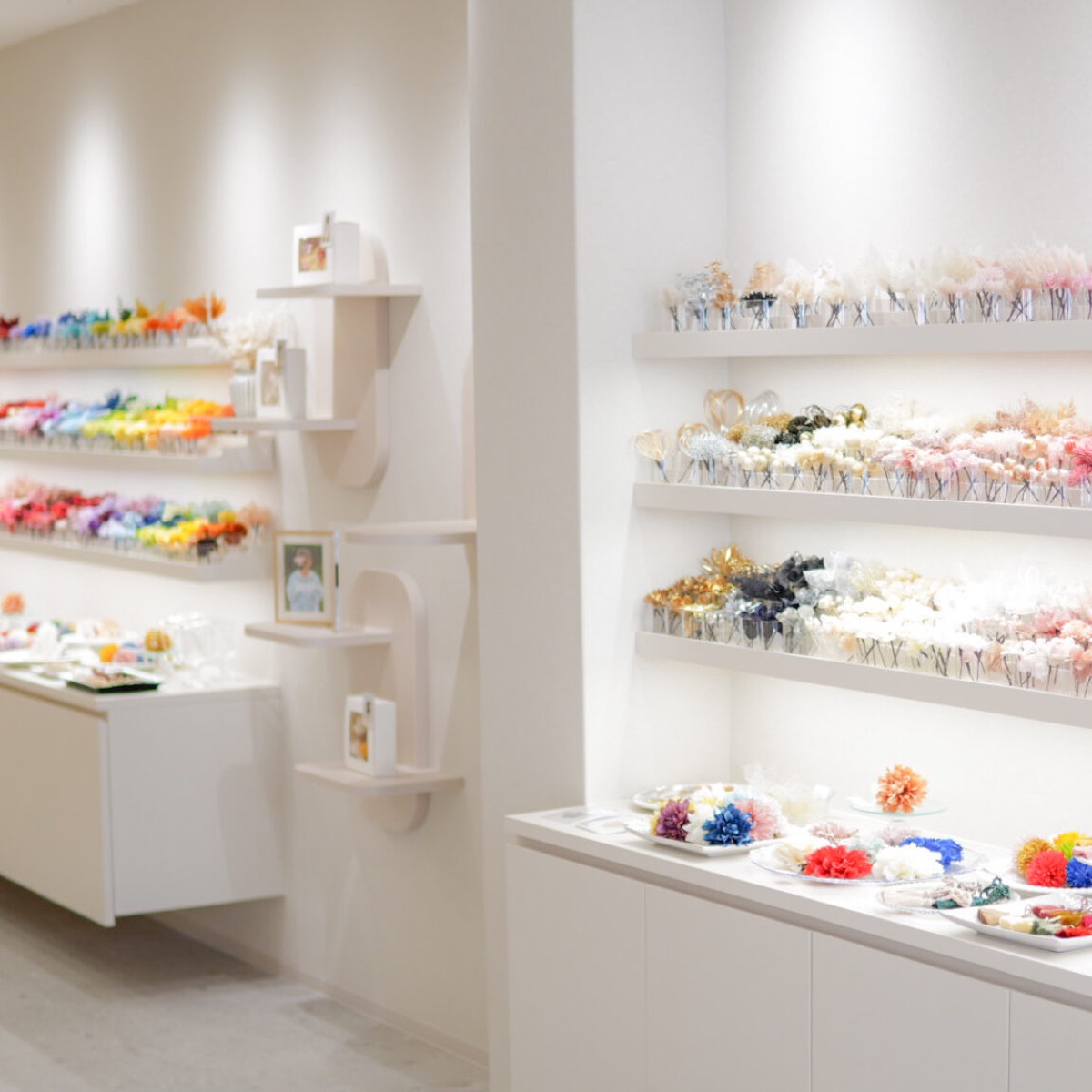 f flower 京都寺町本店の店内。壁一面に髪飾りのパーツが並ぶ