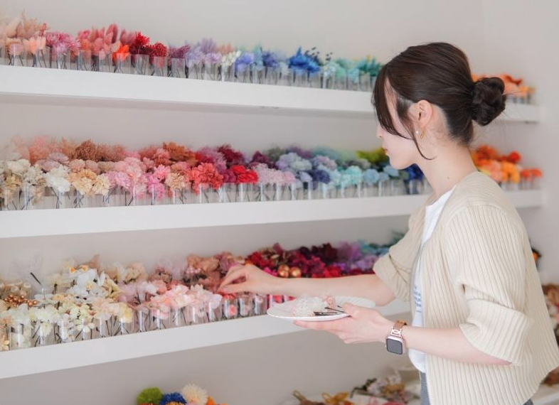 髪飾り素材を選ぶ女性