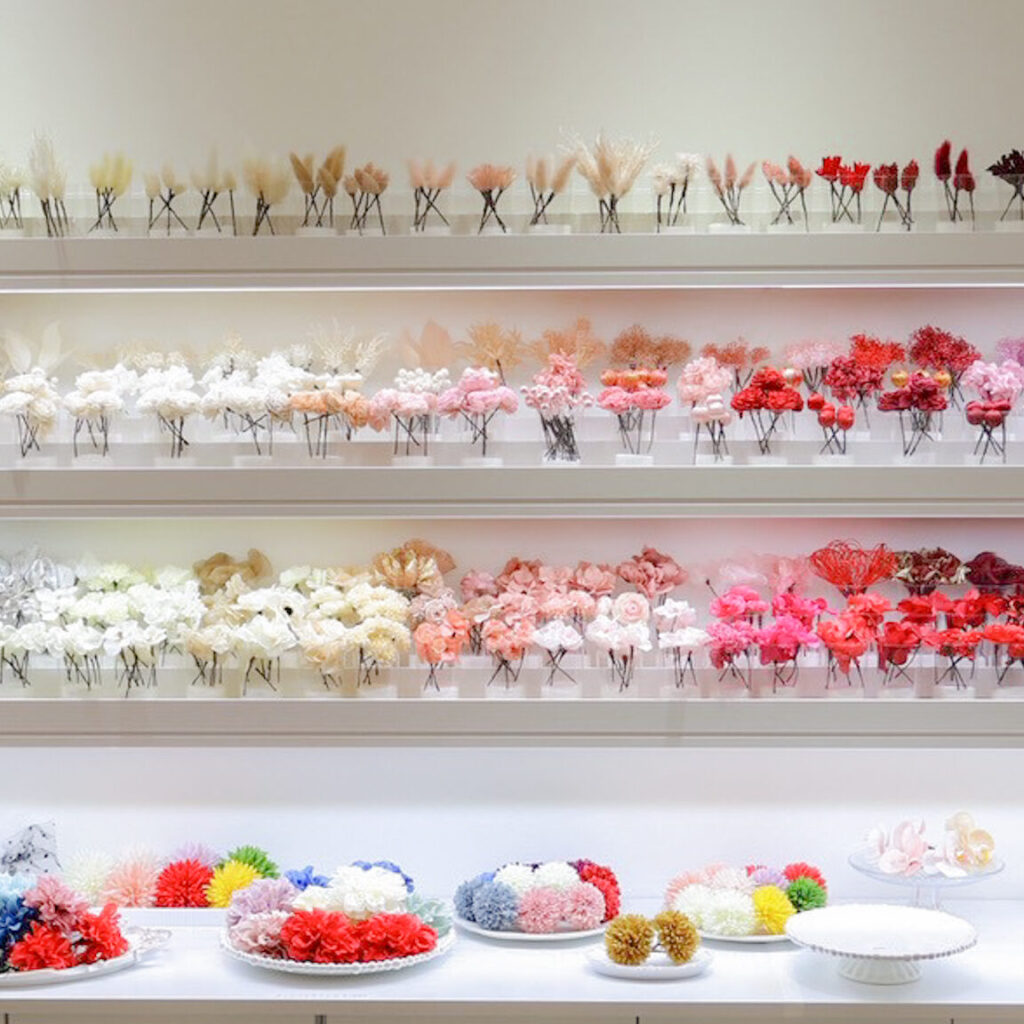 髪飾り素材が並んでいる店頭